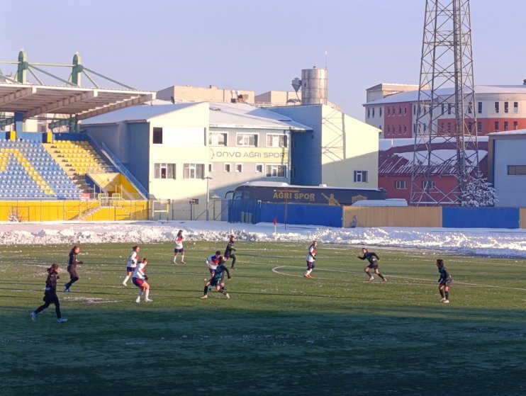 Kar ve soğuğa rağmen Ağrı Kadın Futbol Takımı