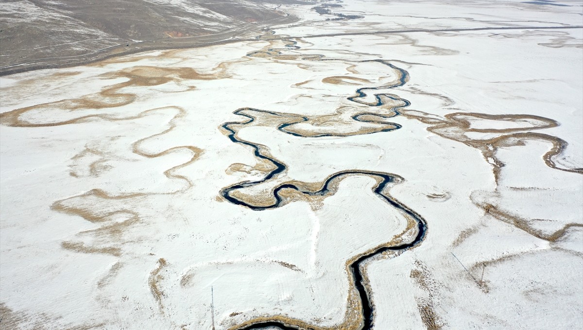 Karla beyaza bürünen Göle Ovası'ndaki menderesler dronla görüntülendi