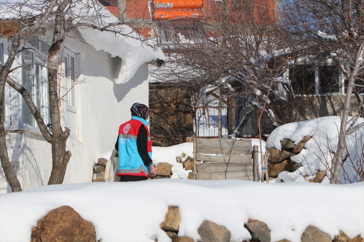 yağışına hasta yaşlıların rağmen engelli, ve kar ekipleri Vefa koşuyor yardımına Karlıova