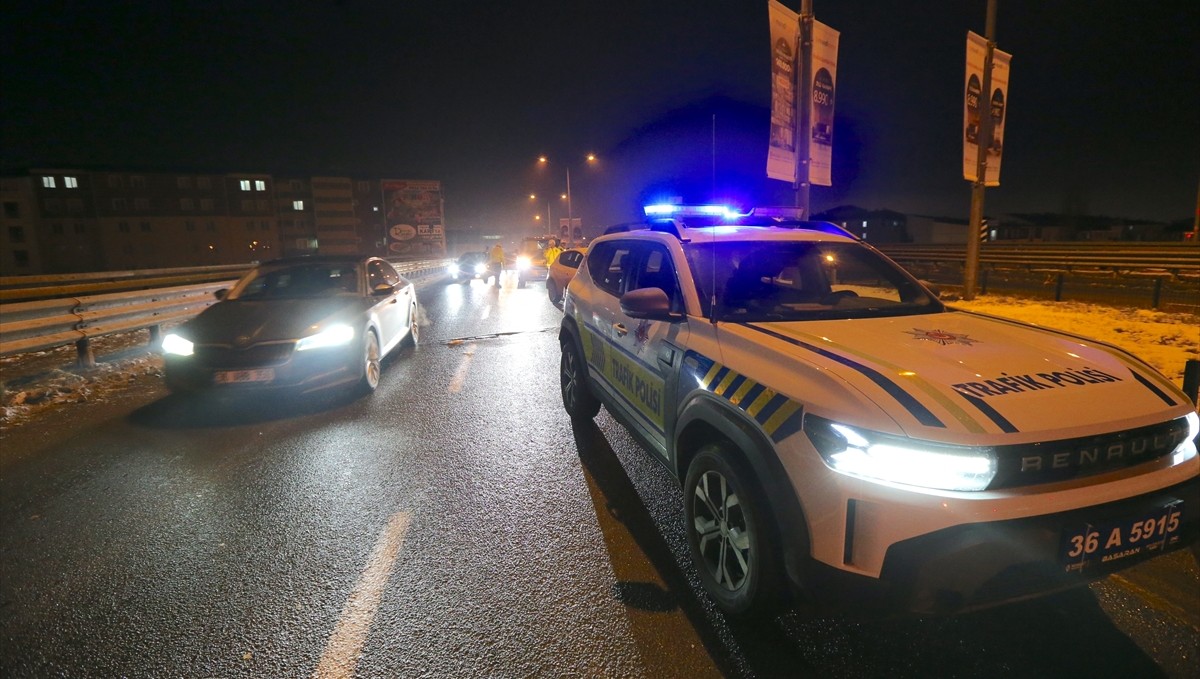 Kars'ta 11 aracın karıştığı zincirleme trafik kazası meydana geldi