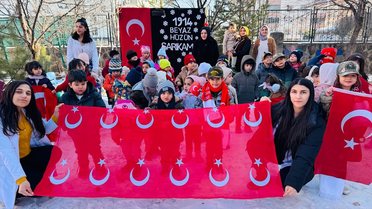 Kars'ta anaokulu öğrencileri Sarıkamış şehitlerini andı
