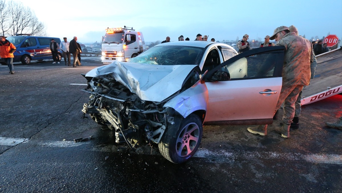 Kars'ta iki otomobilin çarpışması sonucu 6 kişi yaralandı