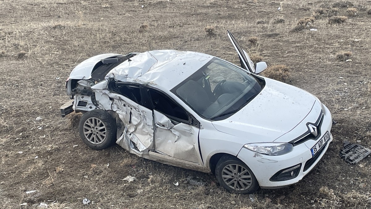 Kars'ta kamyonla çarpışan otomobil şarampole devrildi