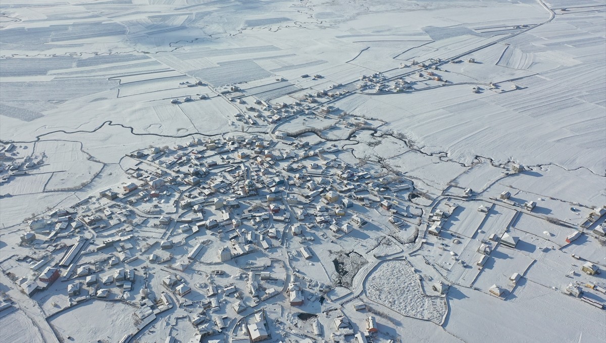 Kars'ta karla kaplanan köyler dronla görüntülendi