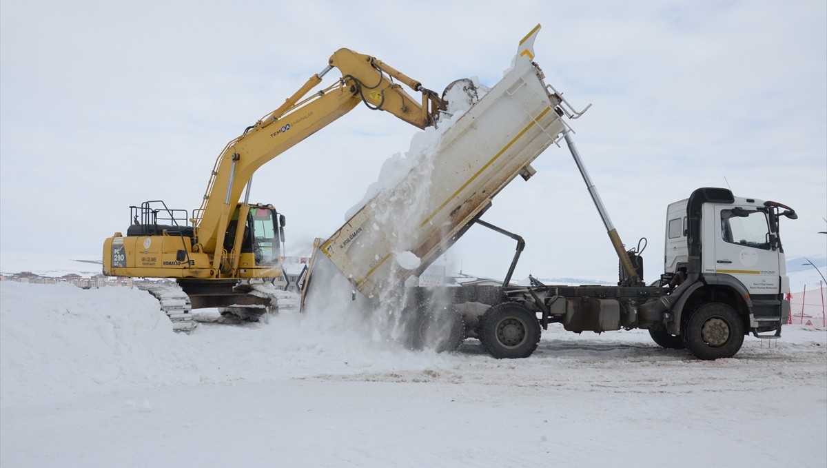 Kars'ta şehit heykellerinin yapımında kullanılacak kar taşınmaya başlandı