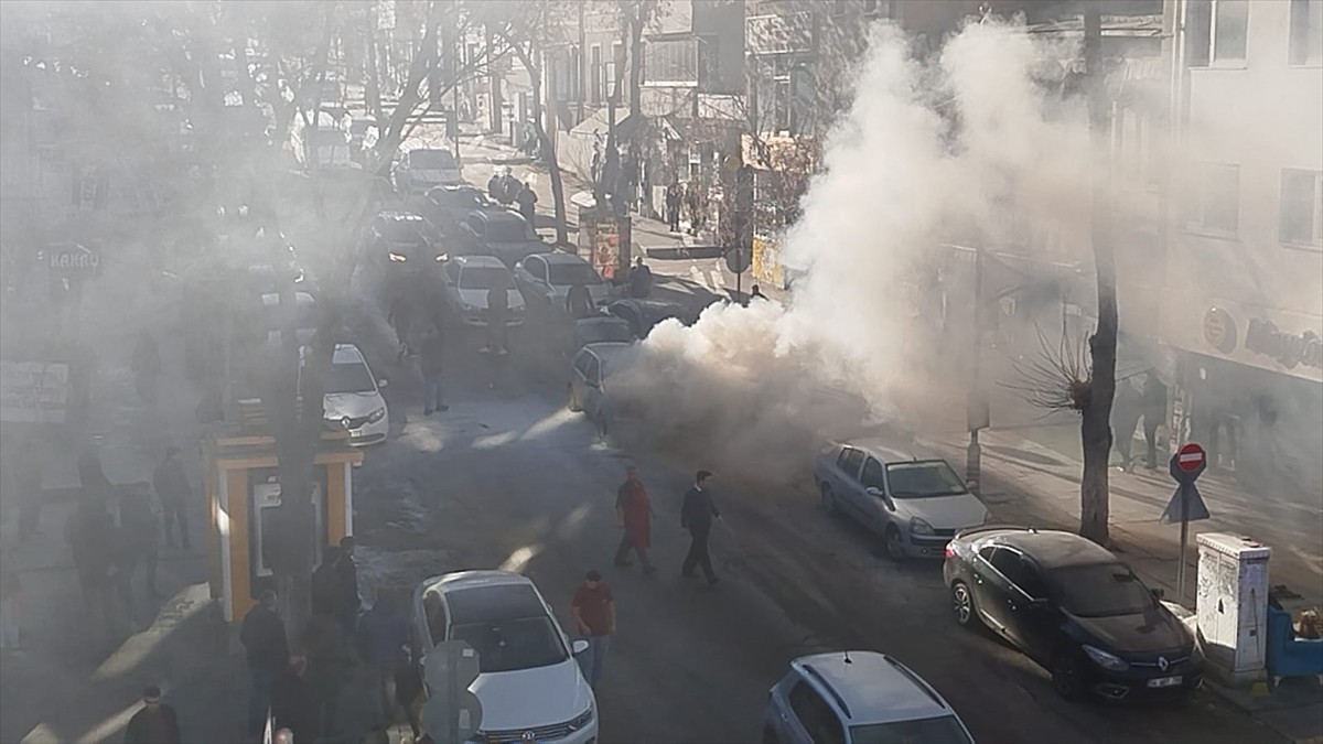 Kars'ta seyir halindeyken alev alan otomobil kullanılamaz hale geldi