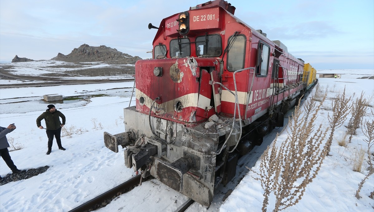 Kars'ta yük treninin çarptığı kamyonun sürücüsü öldü