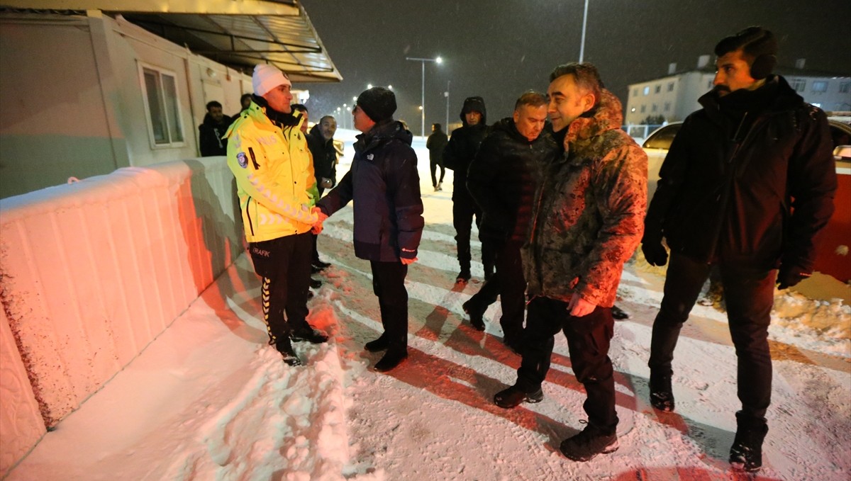Kars Valisi Ziya Polat, karla mücadele çalışmalarını yerinde inceledi