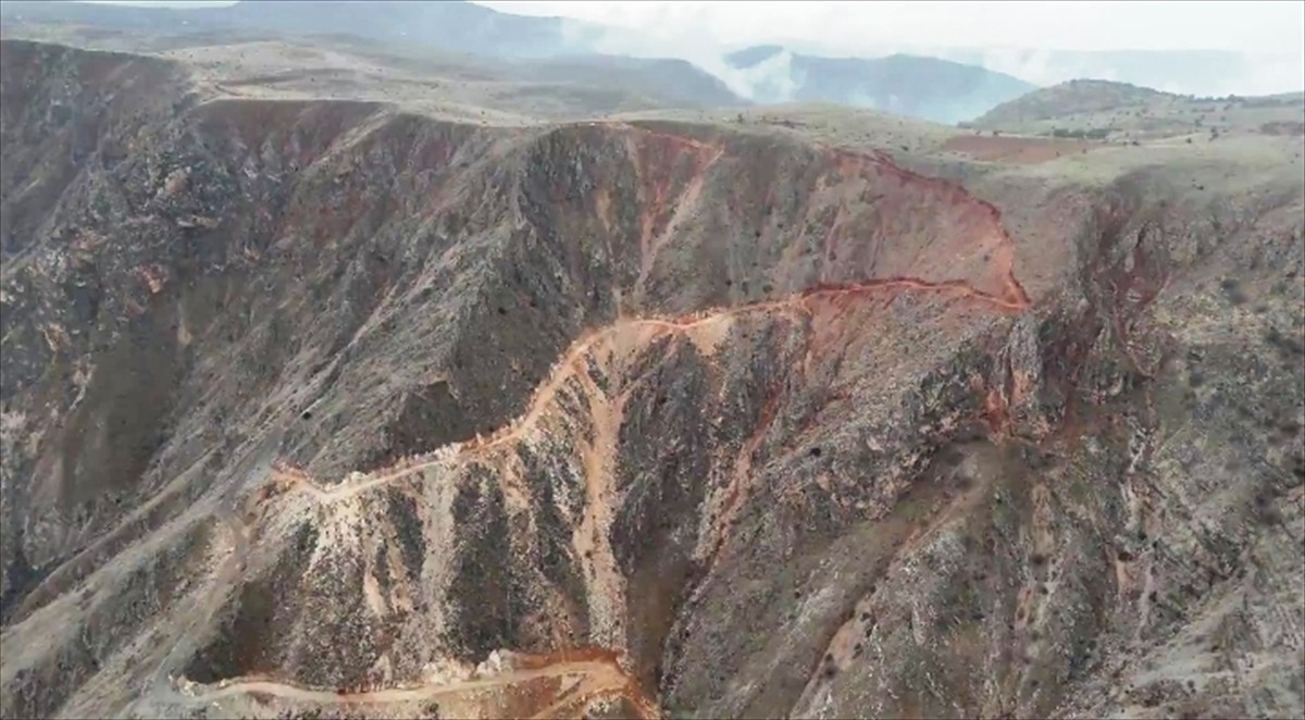 Keban'da yol çalışması sürüyor