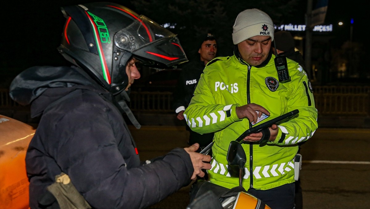Kış turizm merkezi Erzurum'da polis dondurucu soğukta yılbaşı denetiminde