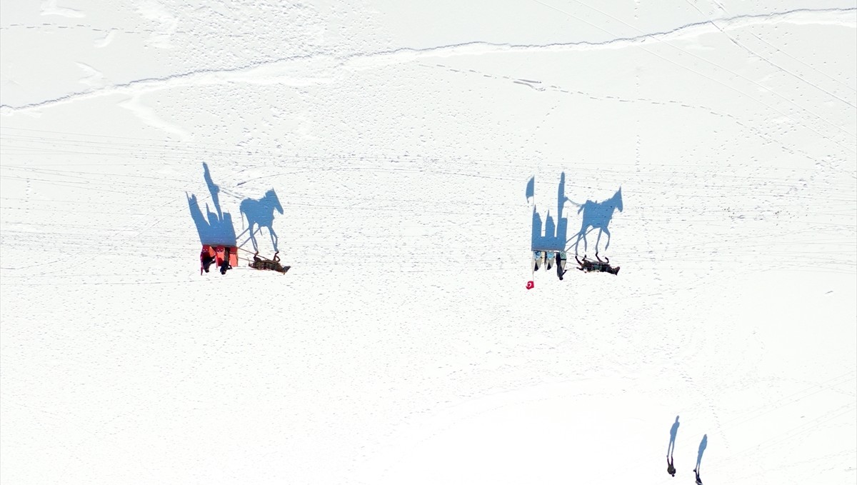Kısmen donan Çıldır Gölü