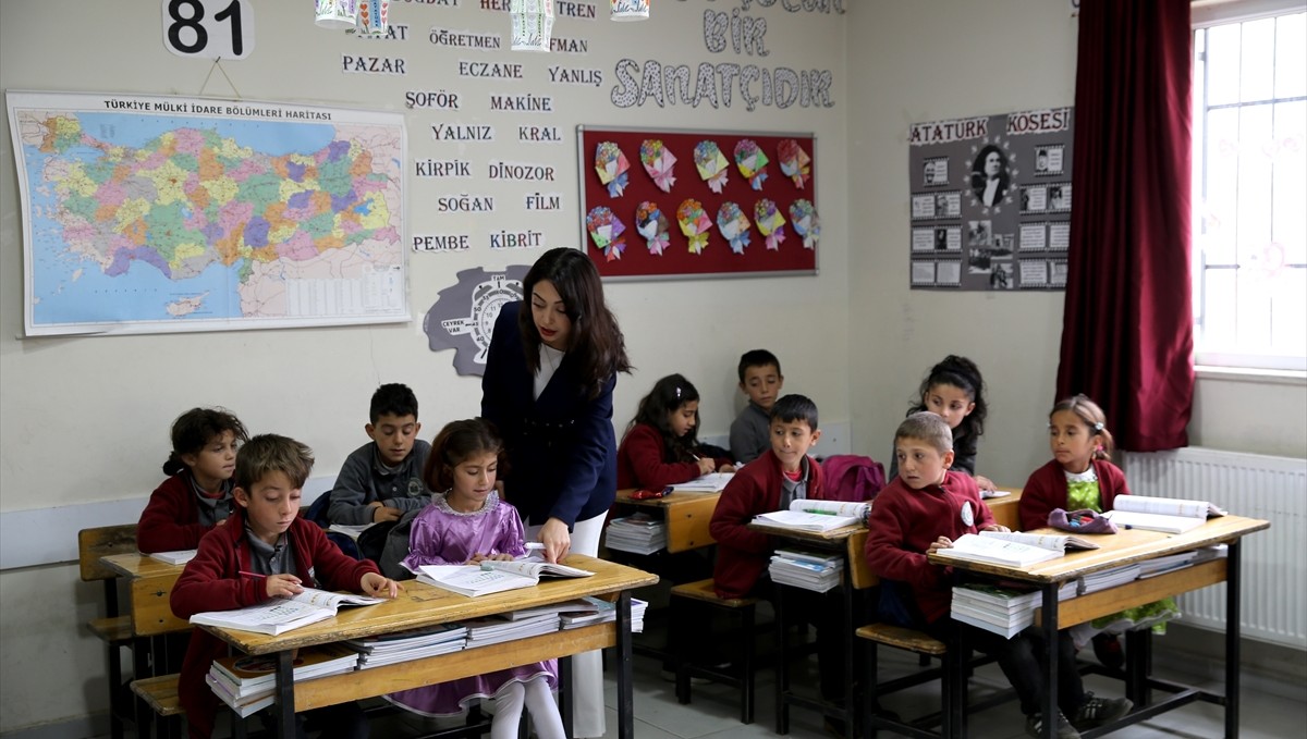 Köy okulundaki öğretmenin girişimiyle açılan sanat atölyesi öğrencilerin becerilerini geliştirdi