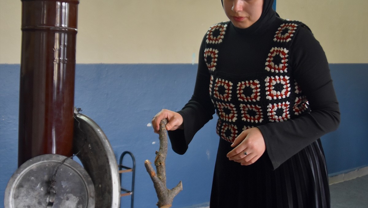 Köy okulunun kadın öğretmeni, sobalı sınıfta 6 öğrencisini geleceğe hazırlıyor