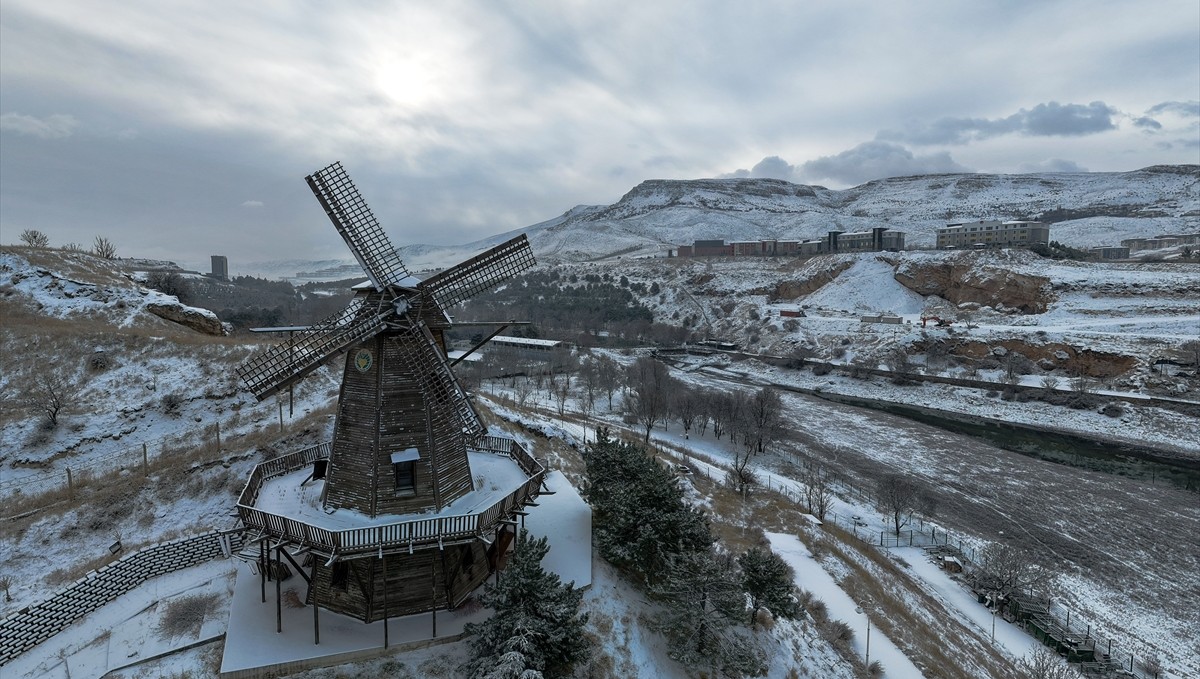 Malatya'daki Turgut Özal Tabiat Parkı kar yağışıyla beyaza büründü