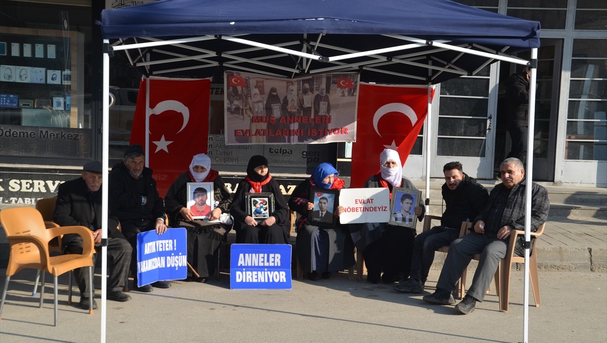 Muş'ta evlatlarına kavuşmak isteyen aileler, DEM Parti önündeki eylemlerini sürdürdü