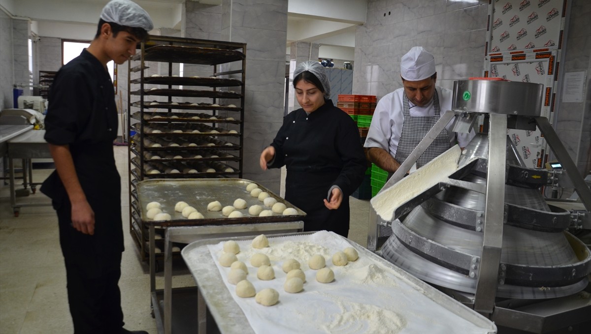 Muş'ta lise öğrencileri okuldaki fırında günde 4 bin ekmek üretiyor