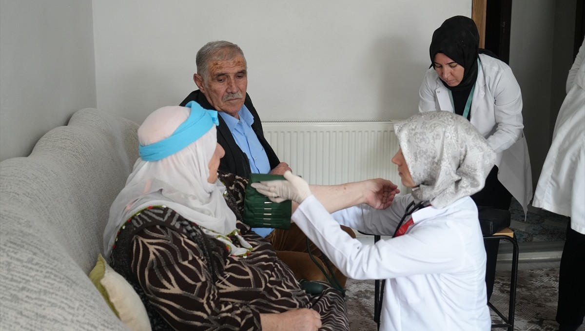 Muş'ta sağlık ekipleri hastalıkların erken teşhisi için köy köy dolaşıyor