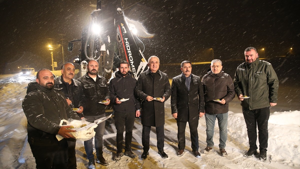 Muş Valisi Çakır, yeni yıla görev başında giren kamu görevlilerini ziyaret etti