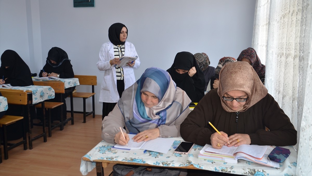 Muşlu kadınlar katıldıkları kurslarda okuma yazma öğreniyor