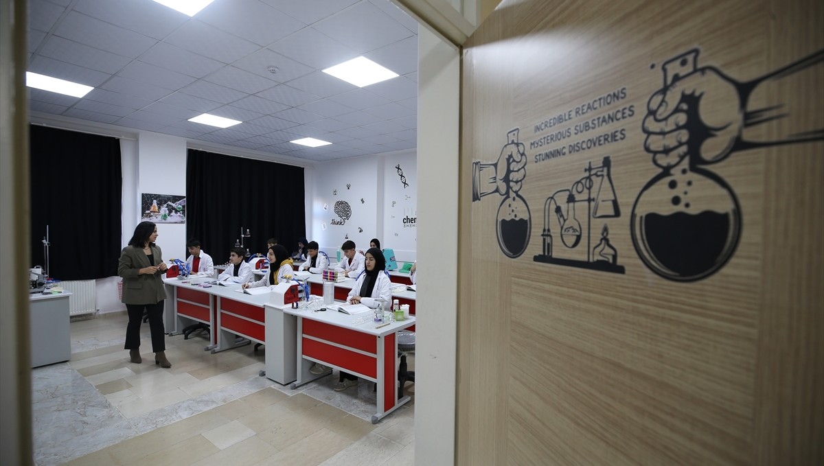 Muşlu öğrenciler fen bilimleri laboratuvarında teoriyi uygulamaya dönüştürüyor