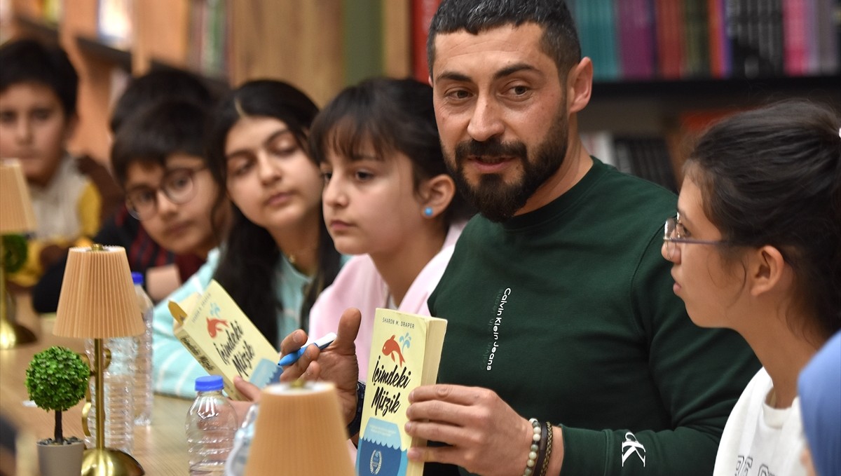 Öğretmenler kitap tahlili ile öğrencilere okuma alışkanlığı kazandırıyor