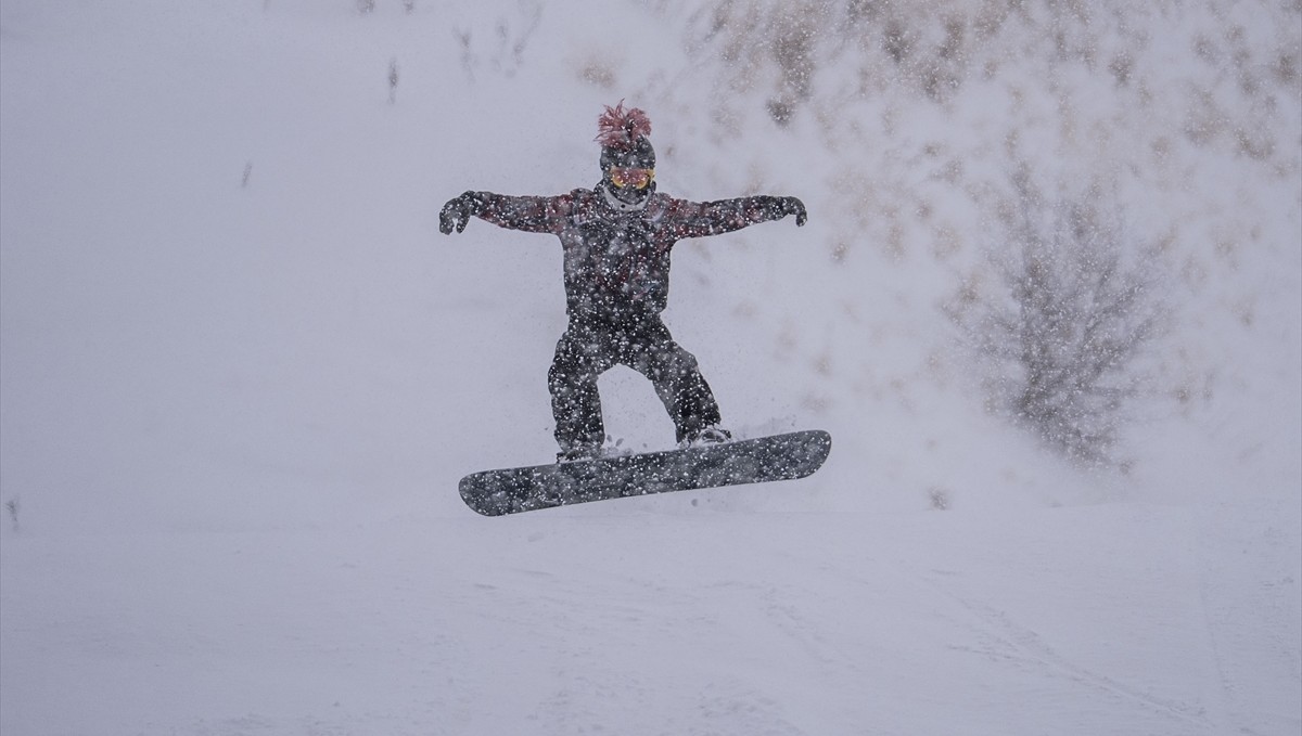 Palandöken'de yoğun kar yağışı altında kayak keyfi yaşanıyor