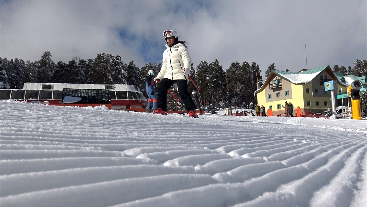 Palandöken ve Sarıkamış kayak merkezlerindeki bazı pistlerde kayak yapılmaya başlandı