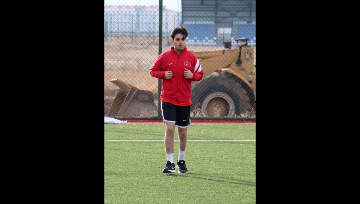 Sekiz günlükken ameliyat sonrası kısmi felç geçiren Fatih, sporla engelleri aşıyor