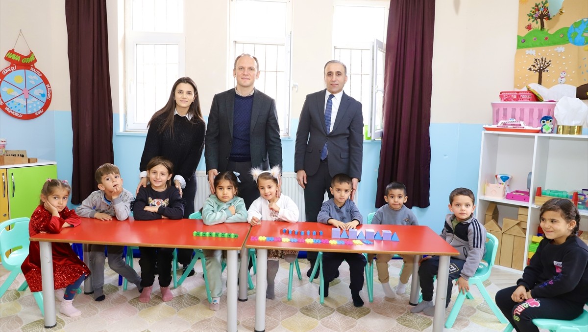 Şemdinli Kaymakamı Akpınar okulları ziyaret etti