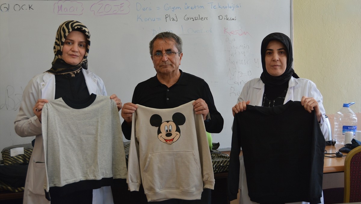 Tatvan'da kadın kursiyerler ihtiyaç sahibi çocuklar için kıyafet dikiyor