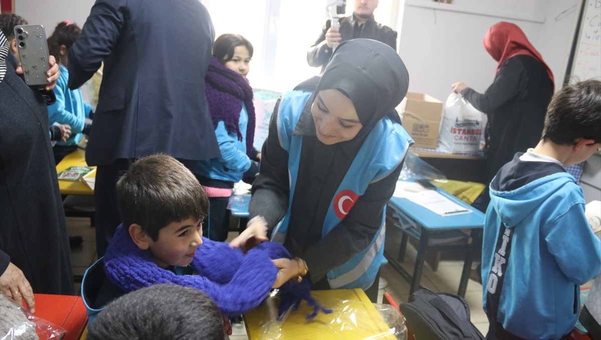 TÜGVA öncülüğünde depremzede kadınlardan öğrencilere atkı desteği