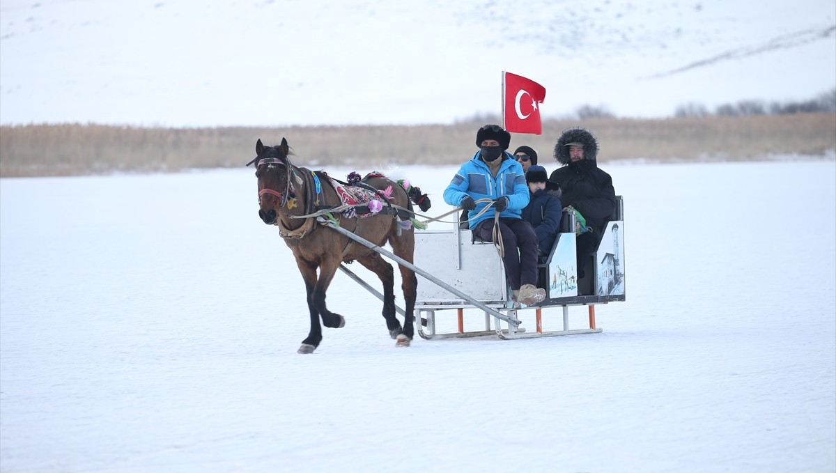 Turistik Doğu Ekspresi Çıldır Gölü'nü şenlendirdi