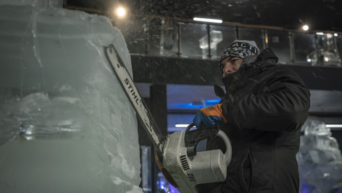 Türk kültüründe öne çıkan karakter ve malzemeleri buza işlediler