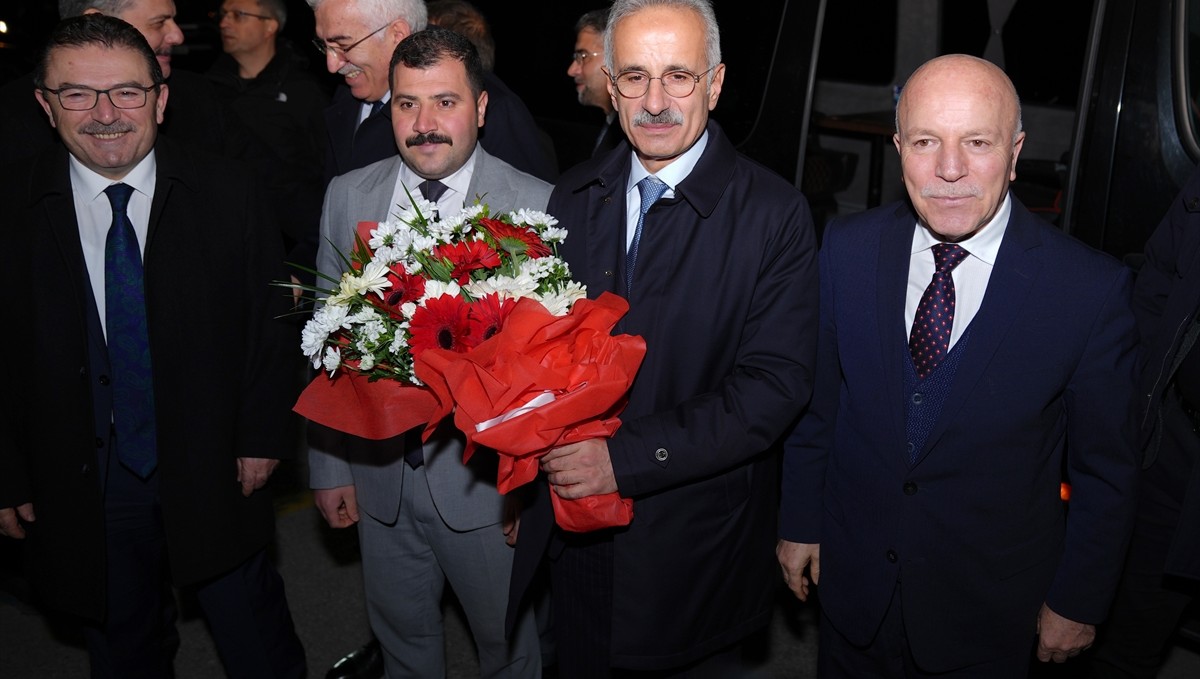 Ulaştırma ve Altyapı Bakanı Uraloğlu, Erzurum'da AK Parti İl Başkanlığı'nda konuştu: