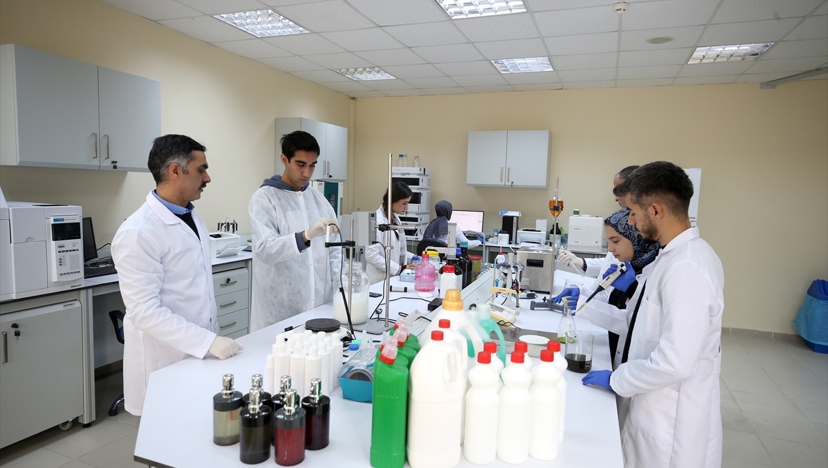 Üniversite laboratuvarında üretilen ürünlerle temizlik giderlerinden 1 milyon lira tasarruf hedefleniyor