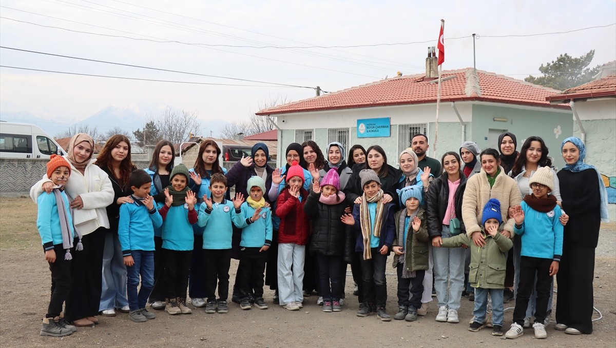 Üniversiteli gönüllü gençler ördükleri atkı ve berelerle köy çocuklarını ısıtıyor