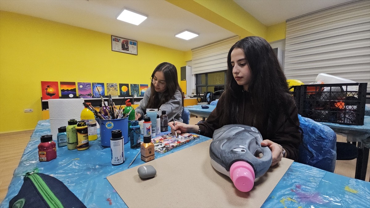 Üstün yetenekli öğrenciler için atıklar çöp değil sanat malzemesi
