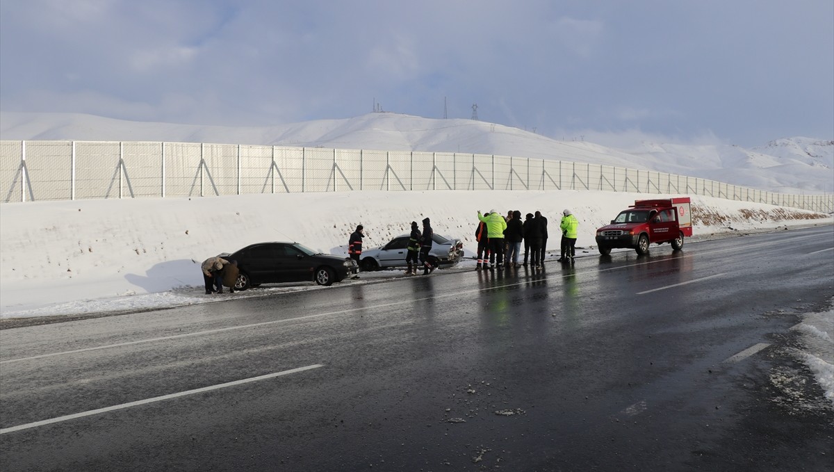 Van'da 4 aracın karıştığı kazada 5 kişi yaralandı