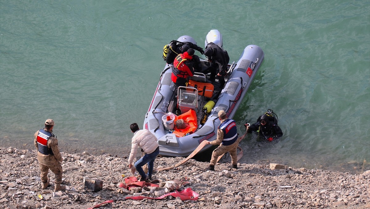 Van'da baraja düşen otomobil vinç yardımıyla çıkarıldı