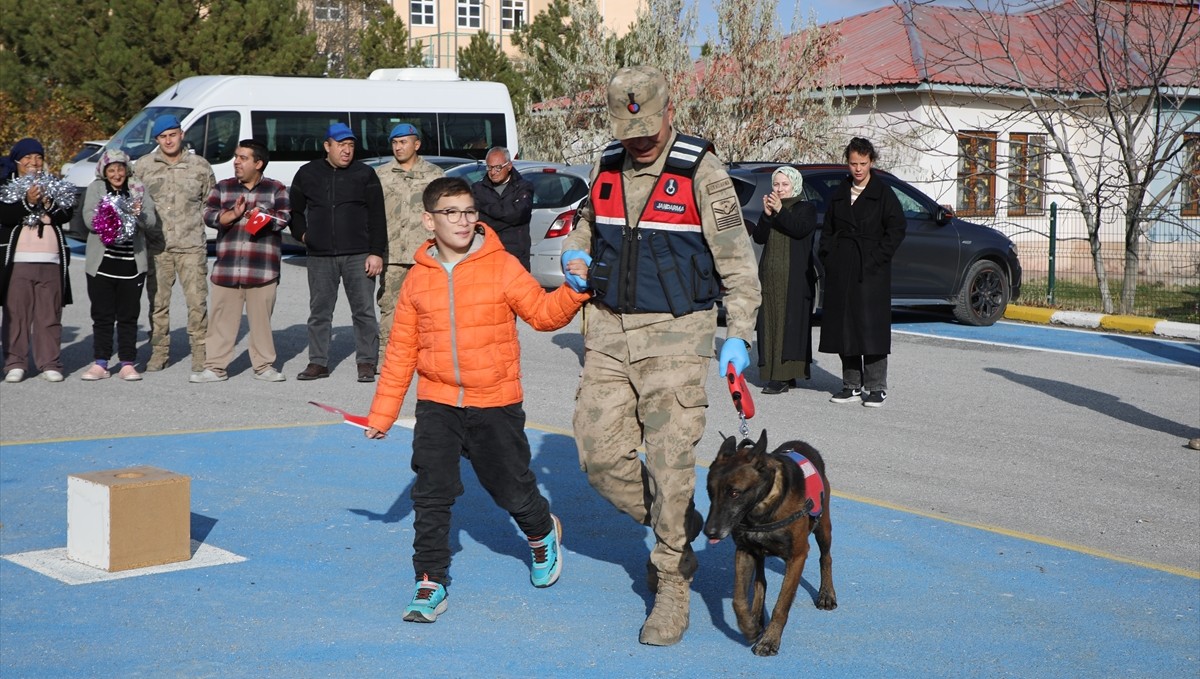 Van'da jandarma ekiplerinden özel gereksinimli bireyler için etkinlik