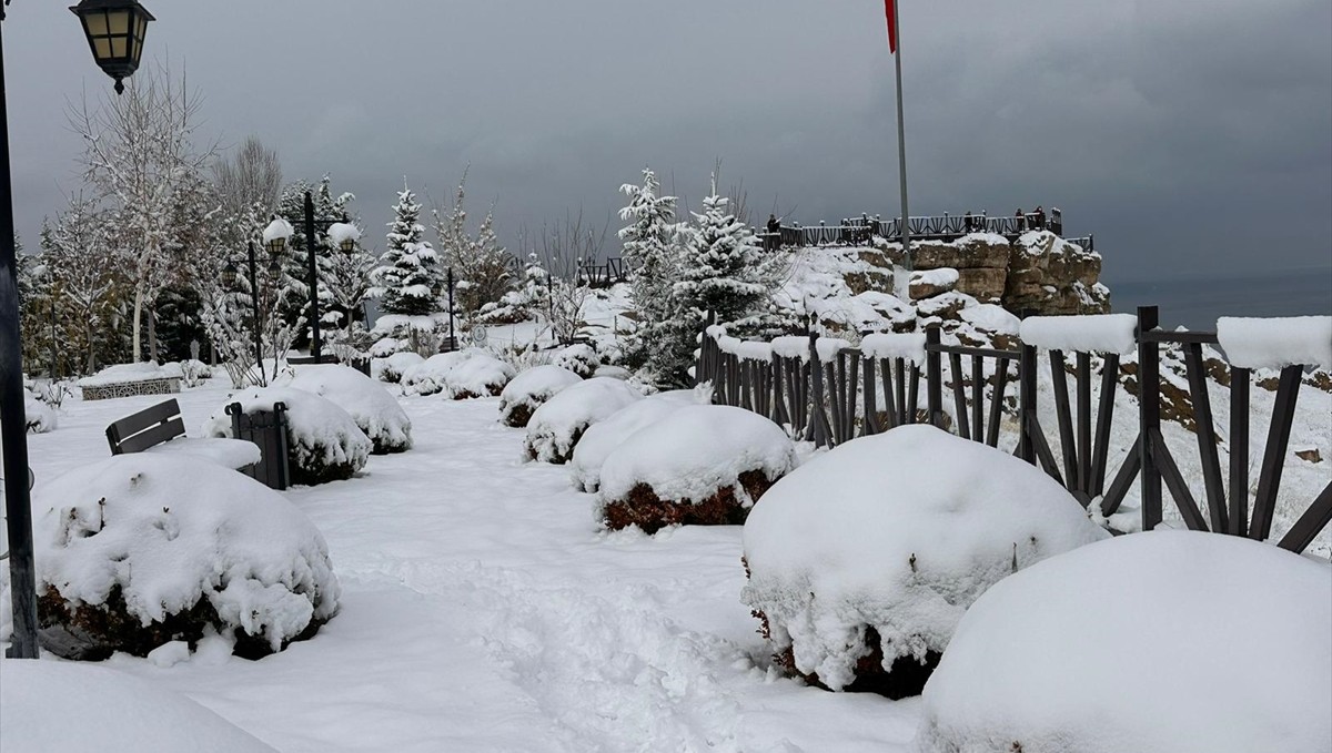 Van'da kar nedeniyle 17 yerleşim yerine ulaşım sağlanamıyor