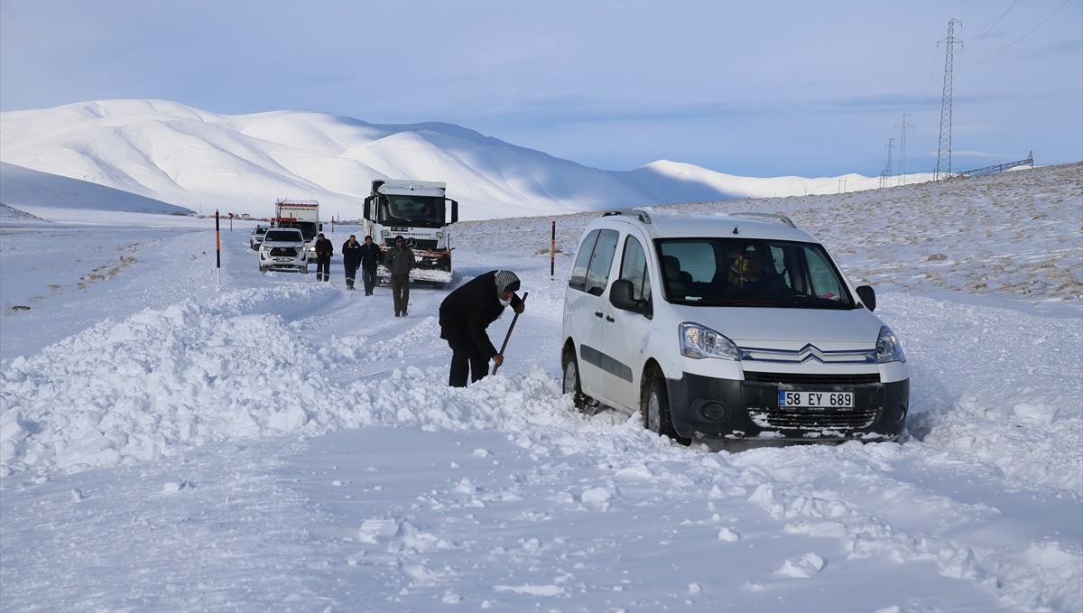 Van'da tipi nedeniyle mahsur kalan araçlar kurtarıldı