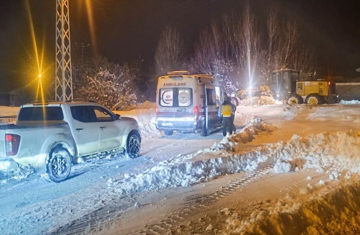 ulaştırıldı kapanan Van'da hastaneye hastalar, yolu çalışmasıyla ekiplerin mahallelerdeki 2
