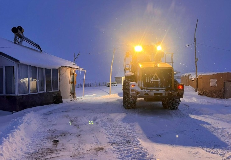 hastaneye ekiplerin Van'da kapanan mahallelerdeki yolu hastalar, çalışmasıyla ulaştırıldı 3