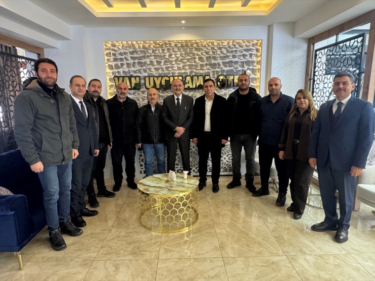 Müdürü araya mensuplarıyla basın Milli bir geldi Van Eğitim Çandıroğlu, 1