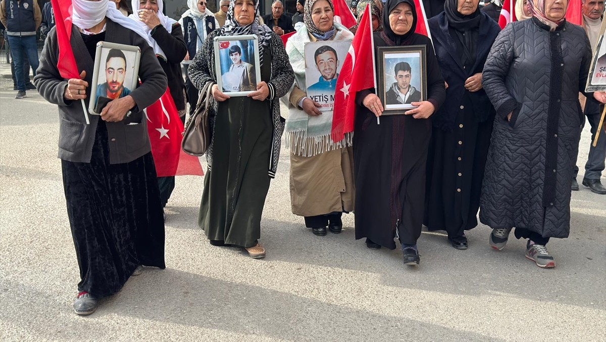 Vanlı aileler, DEM Parti İl Başkanlığı önündeki eylemlerini sürdürdü