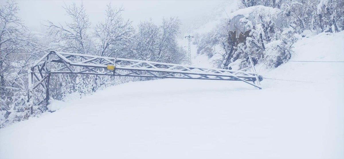 VEDAŞ ekipleri, zorlu kış şartlarına rağmen elektrik arızalarını gidermeye çalışıyor