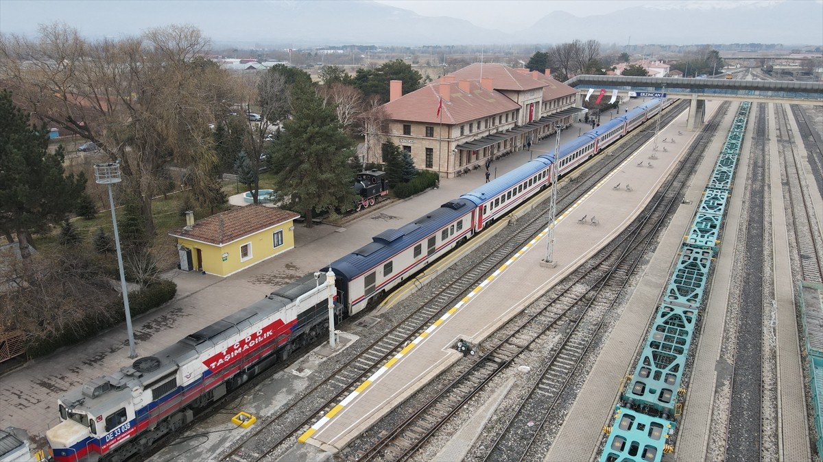 Yeni sezonun ilk seferine çıkan Turistik Doğu Ekspresi Erzincan'a ulaştı