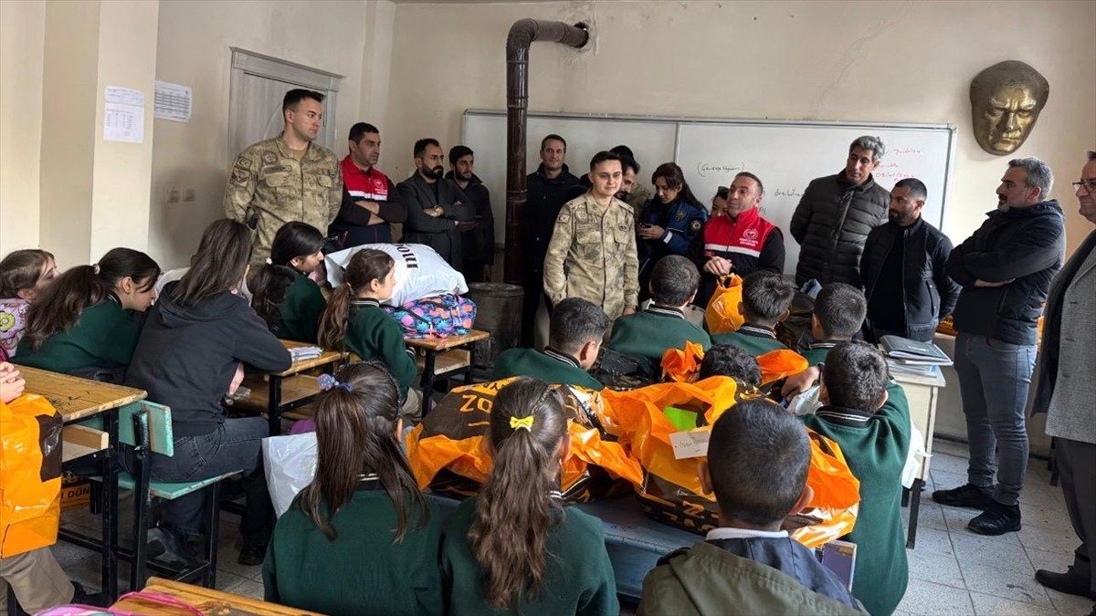 Yüksekova'da kurumların ve hayırseverlerin desteğiyle köylerdeki öğrencilere giyim yardımı yapıldı