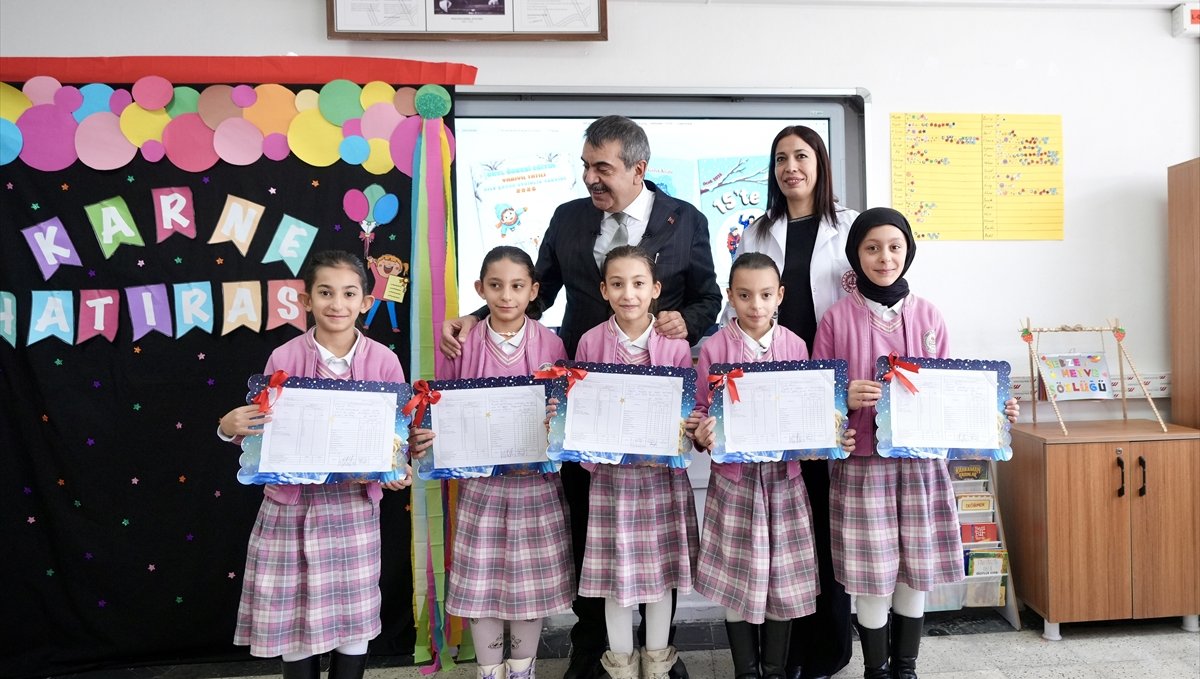 AĞRI - Bakan Tekin, karne dağıtım törenine katıldı